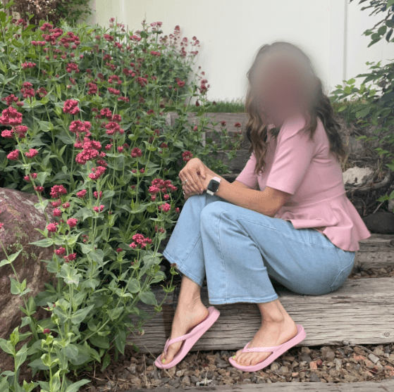 Sample Bumble-style photo with feet clearly visible